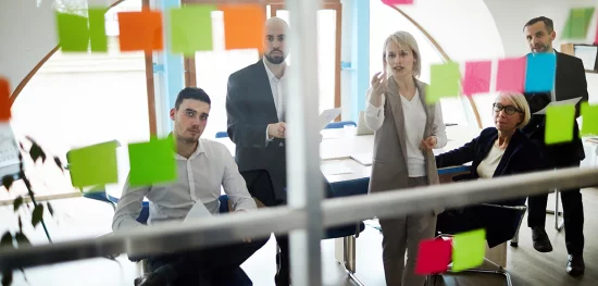 Equipe analisando como implantar o planejamento estratégico