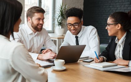 equipe fazendo reunião na segunda-feira