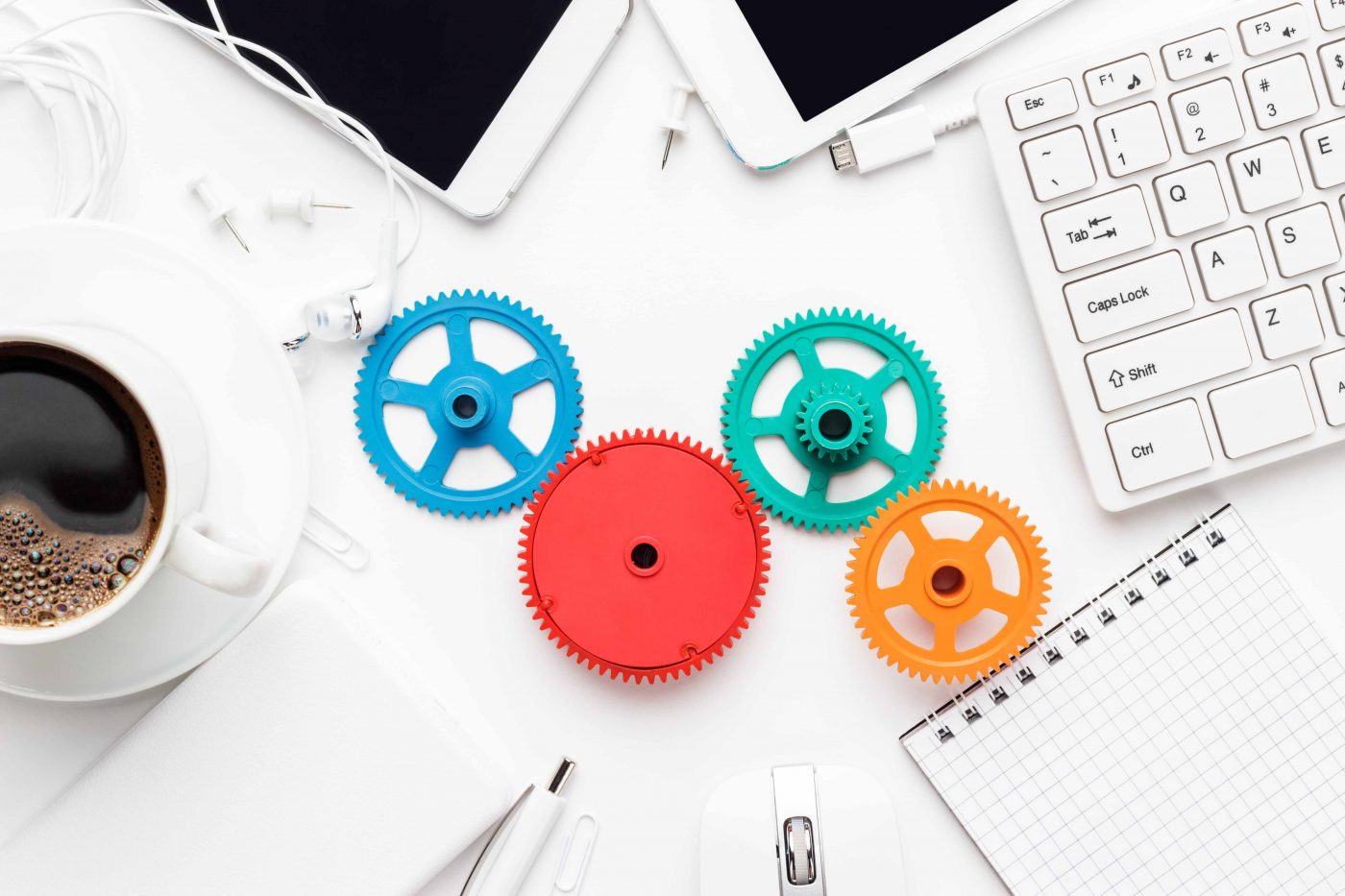 peças se encaixando com tablets e cadernos de anotações em volta - o que é workflow