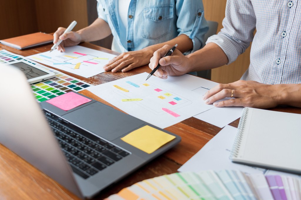 equipe analisando a melhor forma de fazer um workflow
