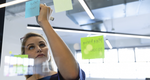 mulher definindo metas com a ferramenta smart