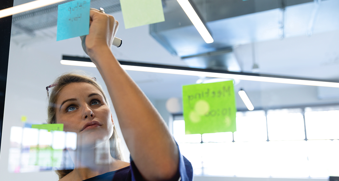 mulher definindo metas com a ferramenta smart