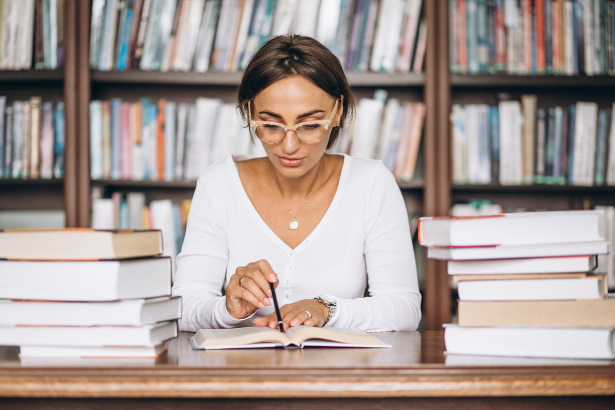 mulher lendo livros sobre planejamento estratégico