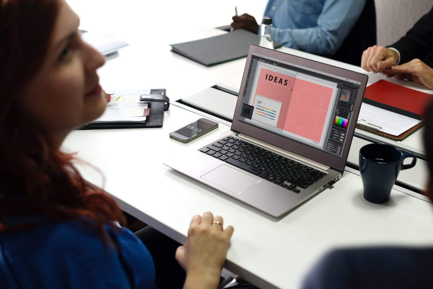 mulher com notebook na mesa - planejar uma apresentação