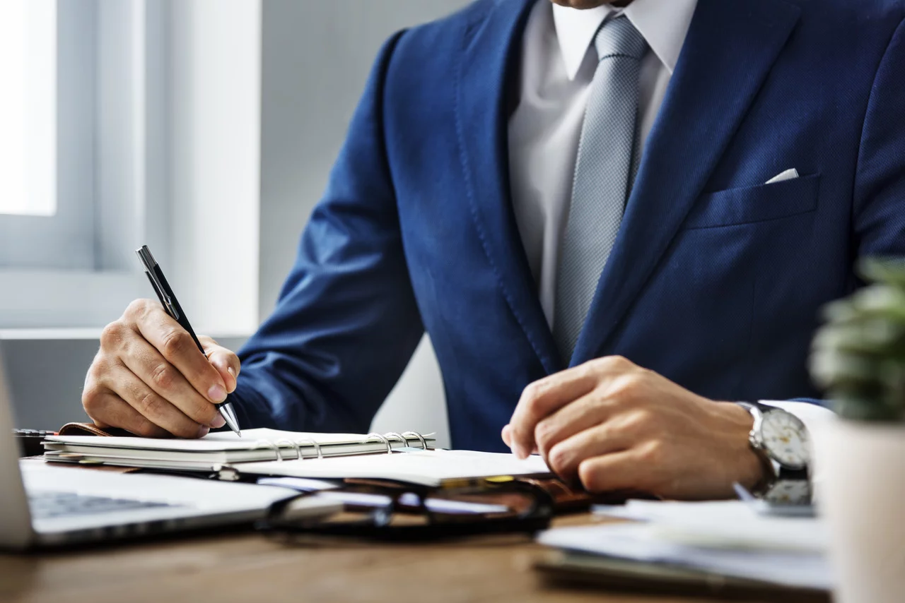 homem fazendo gestão de processos