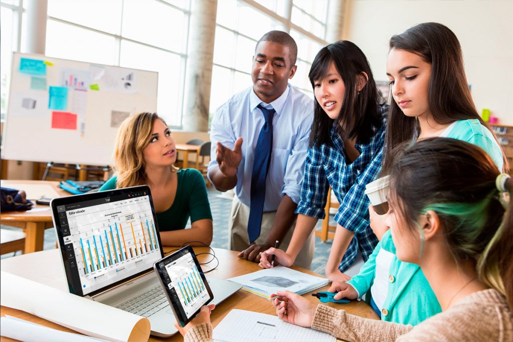 equipe analisando o cenário de sua empresa