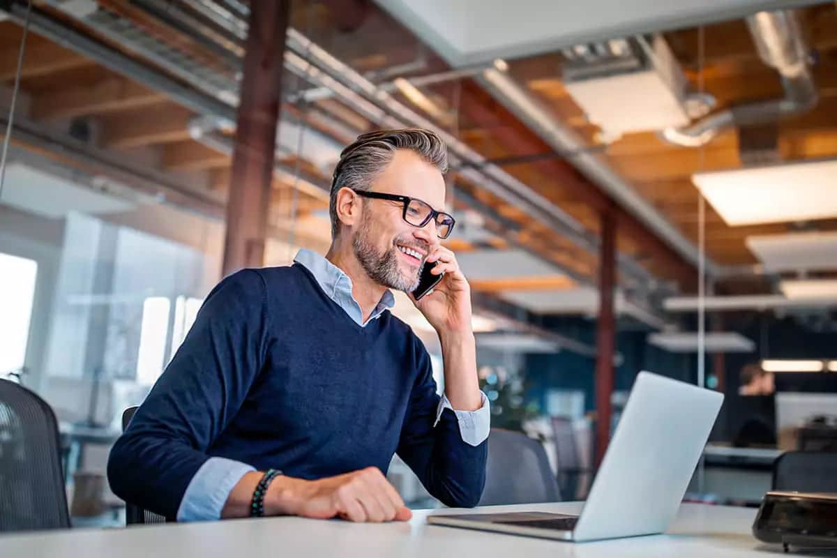 homem sendo produtivo no trabalho