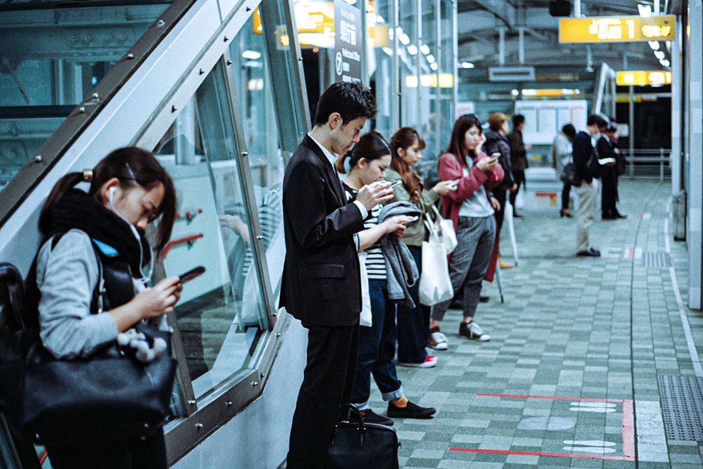 pessoas usando smartphone