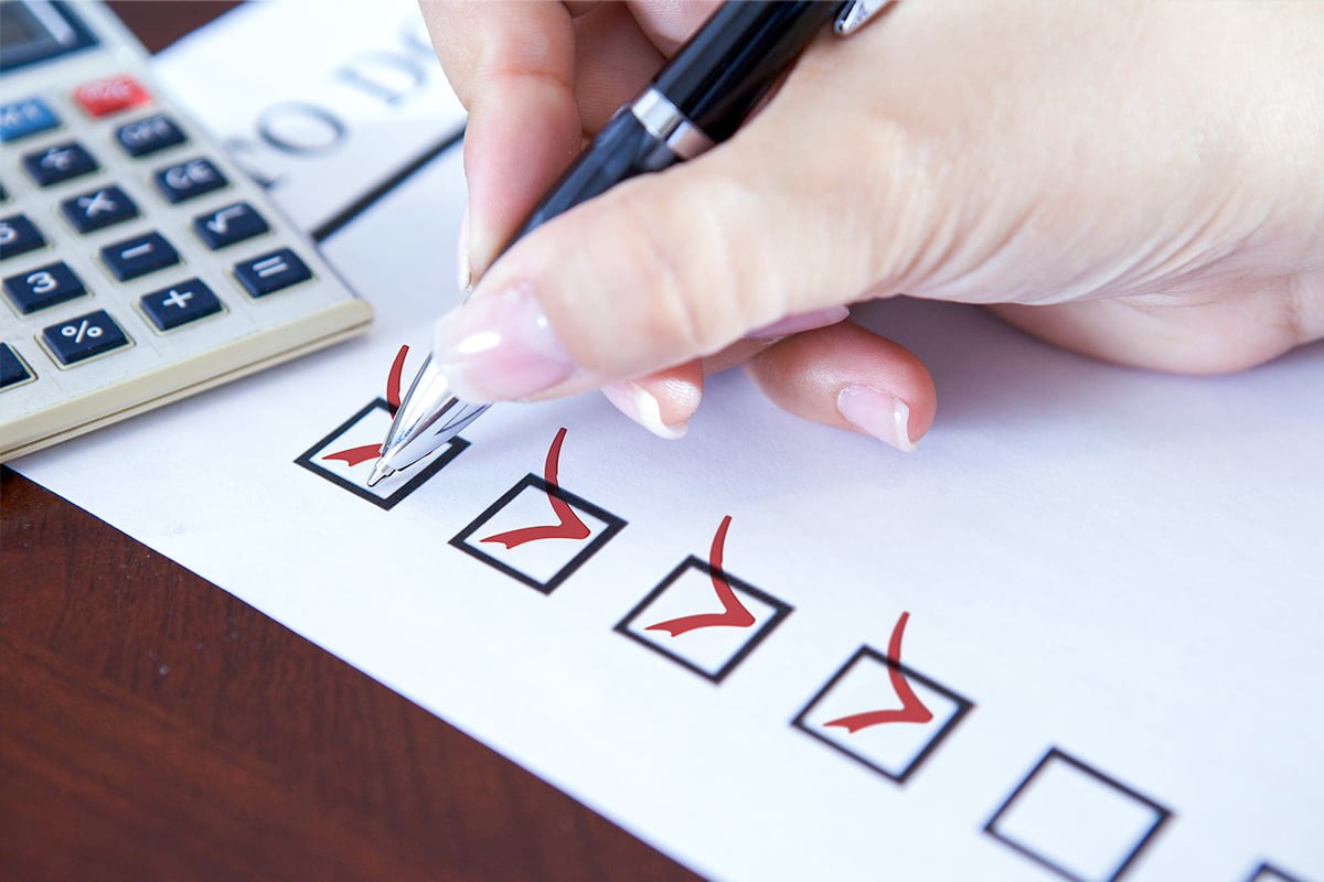 empresario fazendo uma checklist financeira