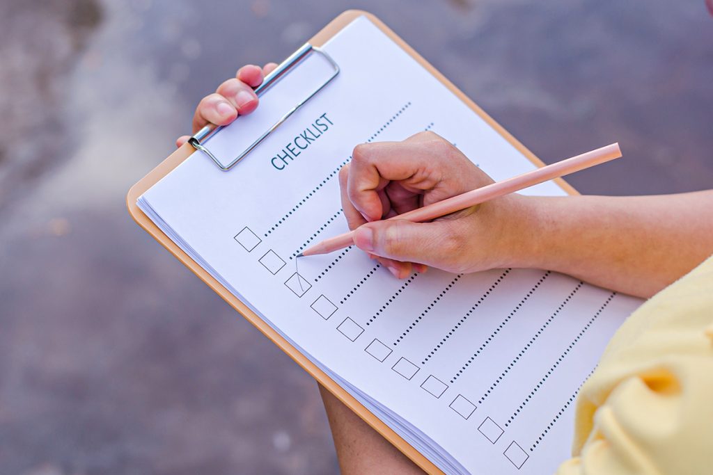 Profissional fazendo uma checklist de ações