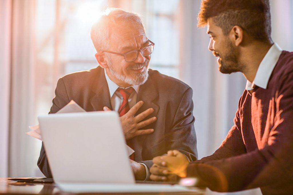 jovem empresário recebendo dicas de um empresário mais velho