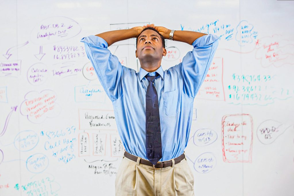 Homem em dúvida de qual KPI escolher