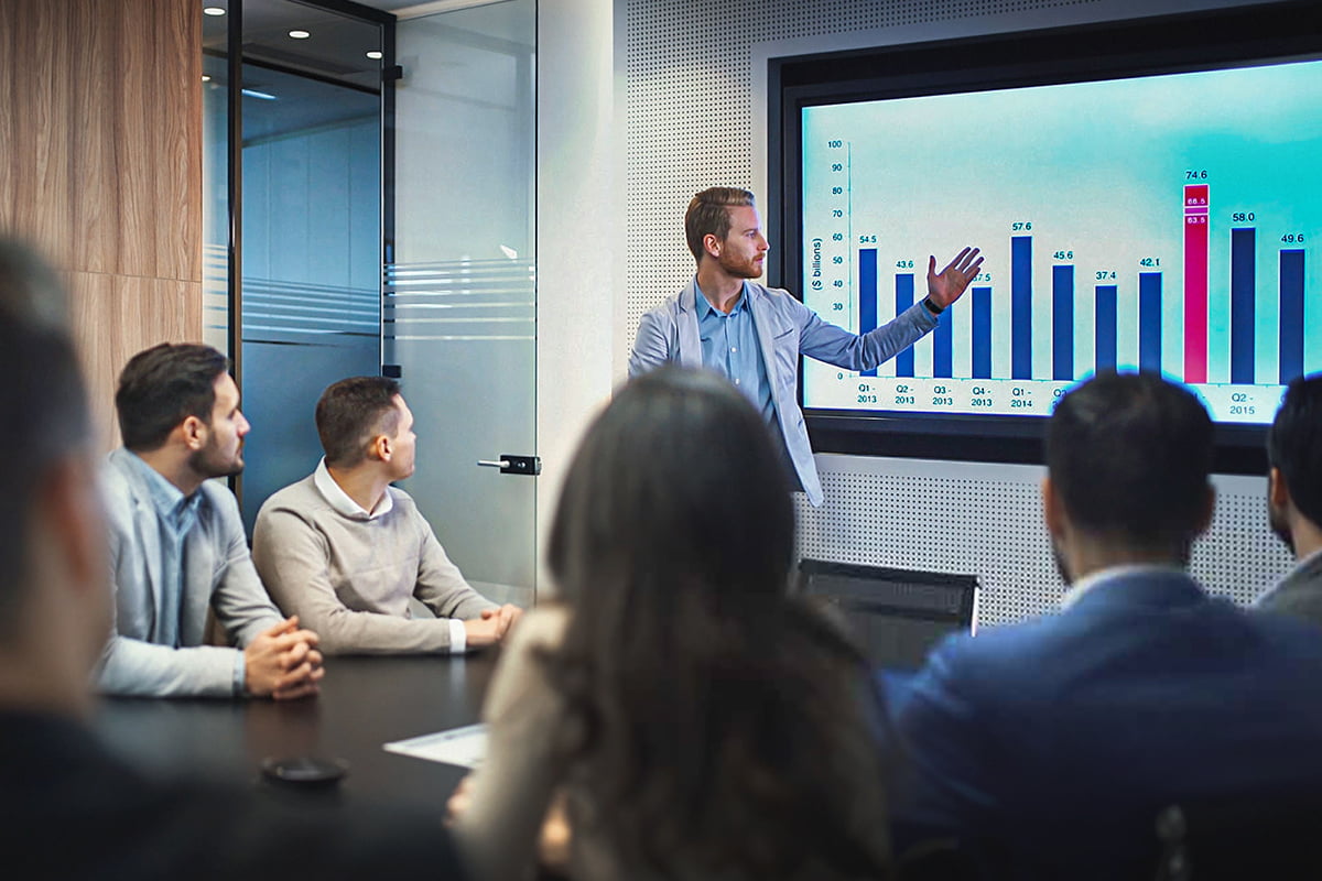 Homem apresentando resultados dos KPIs