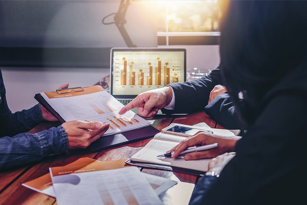 Gestores analisando os resultados das ações de PDCA