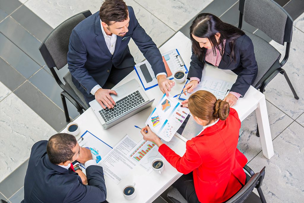 Equipe de líderes aplicando os resultados do PDCA em novas ações