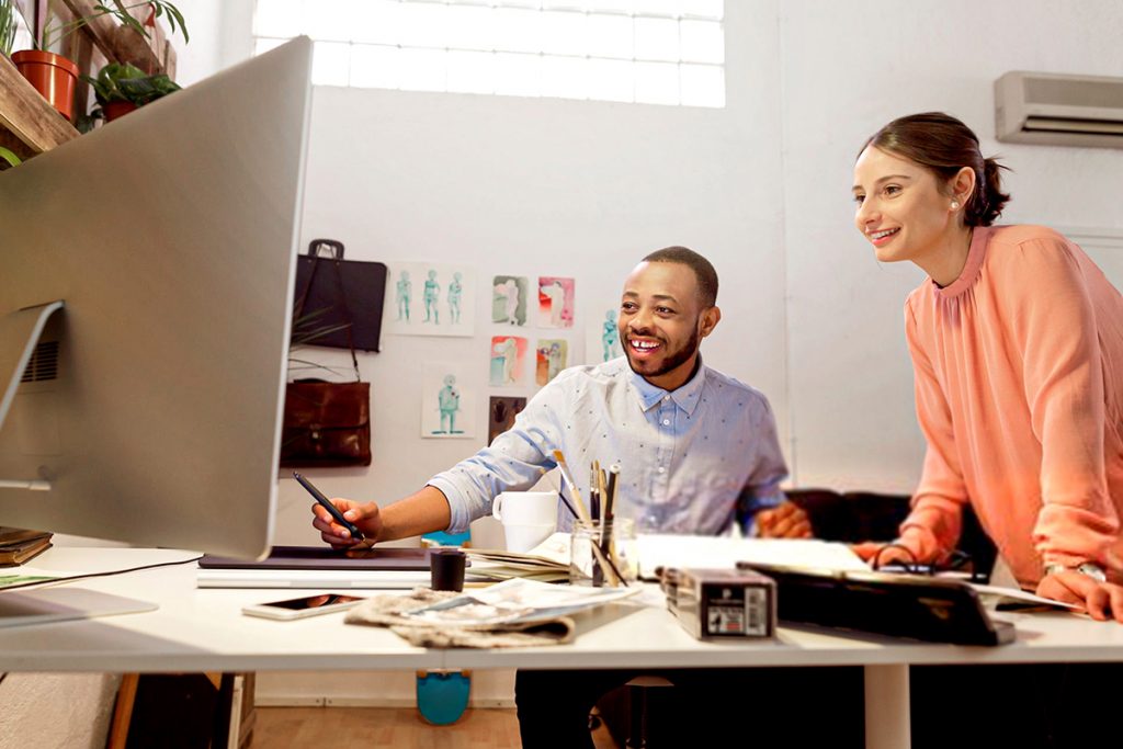 profissional conversando com especialista em e-commerce