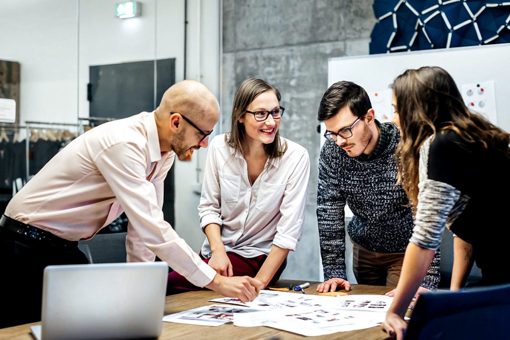 Equipe reunida implementando um mapa estratégico
