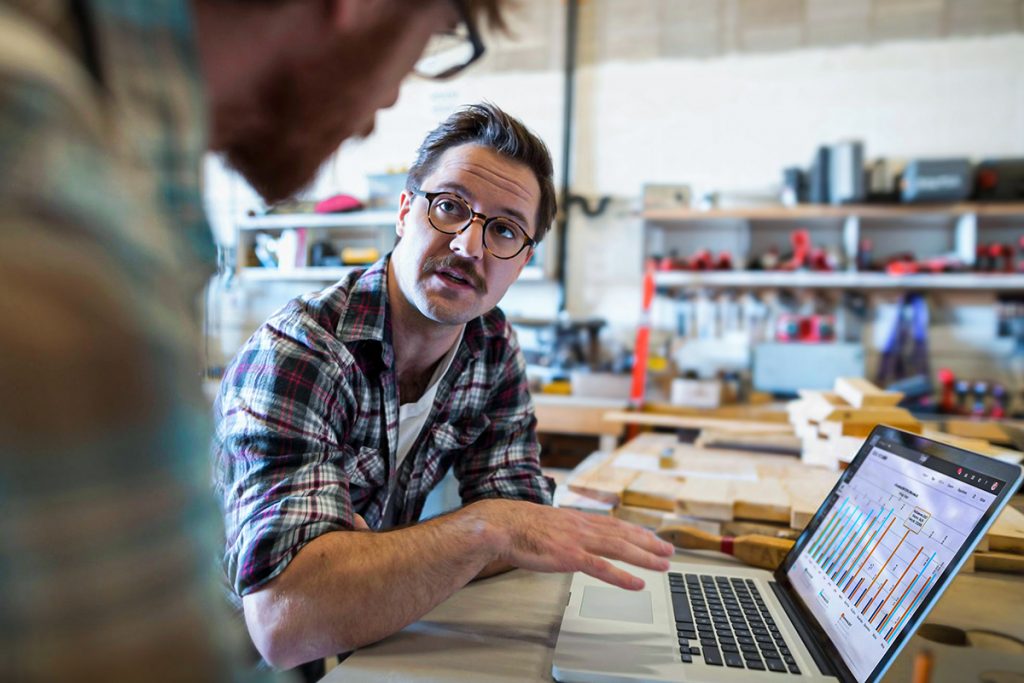 homem trabalhando em um software de planejamento estratégico