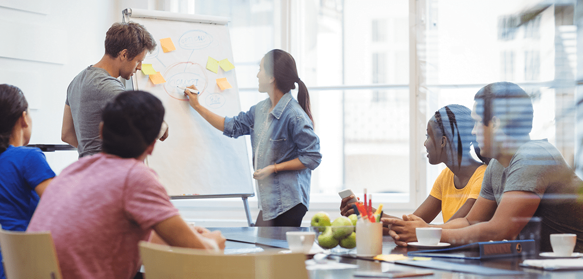 Equipe realizando o planejamento estratégico de uma empresa