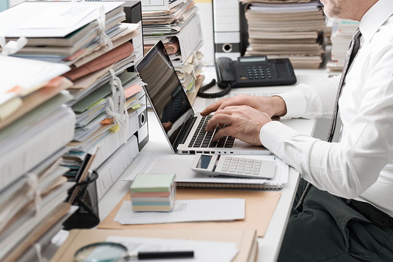 Homem sobrecarregado no trabalho