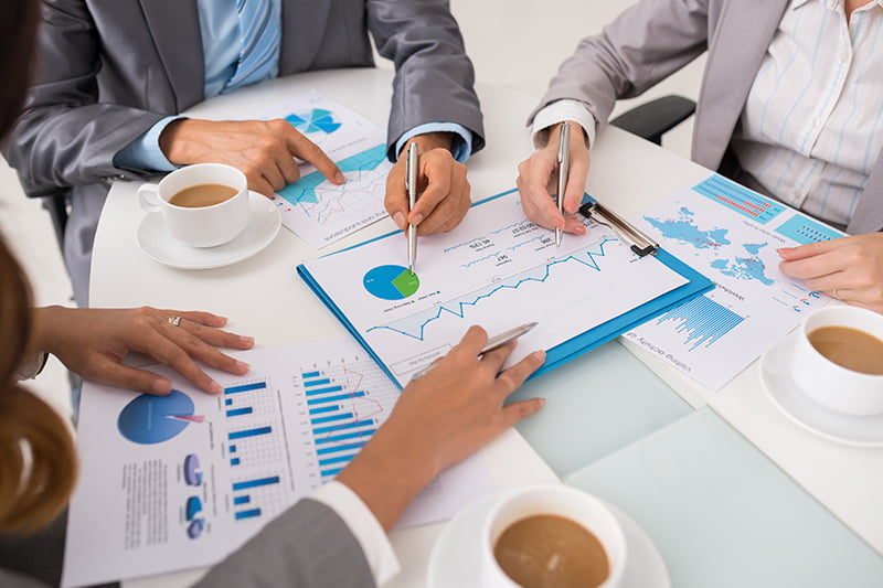 Equipe analisando a previsibilidade do setor de vendas