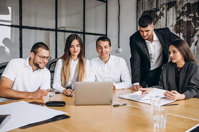 equipe trabalhando com software saas