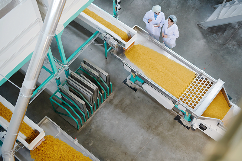Equipe controlando a produção de uma indústria