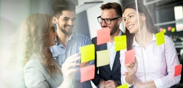 Equipe listando os motivos para fazer um planejamento estratégico