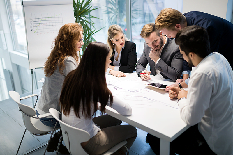 Equipe alinhando as estratégias em uma reunião de planejamento