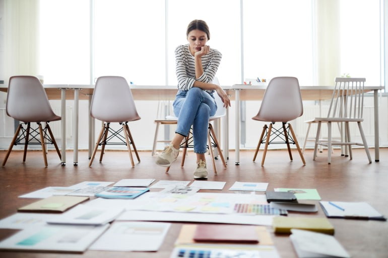 Profissional redefinindo as metas de uma empresa