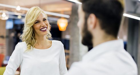 Vendedora tempo empatia com o cliente