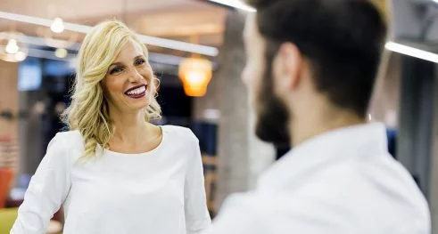 Vendedora tempo empatia com o cliente