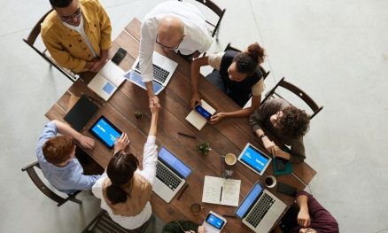 equipe em reunião montando um planejamento estratégico