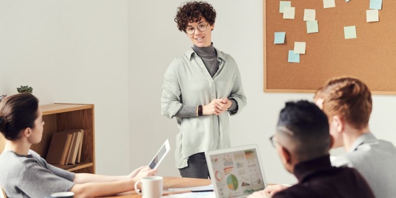 equipe fazendo o planejamento estratégico da empresa