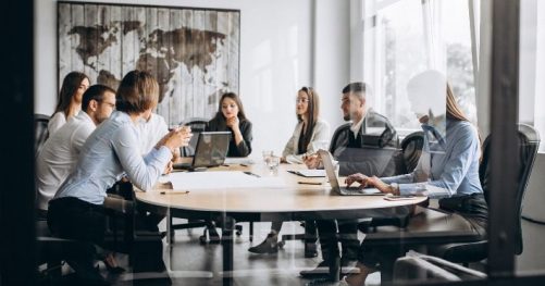 Equipe fazendo a gestão de riscos da empresa