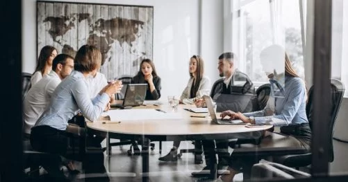 Equipe fazendo a gestão de riscos da empresa