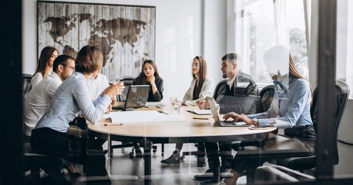 Equipe fazendo a gestão de riscos da empresa